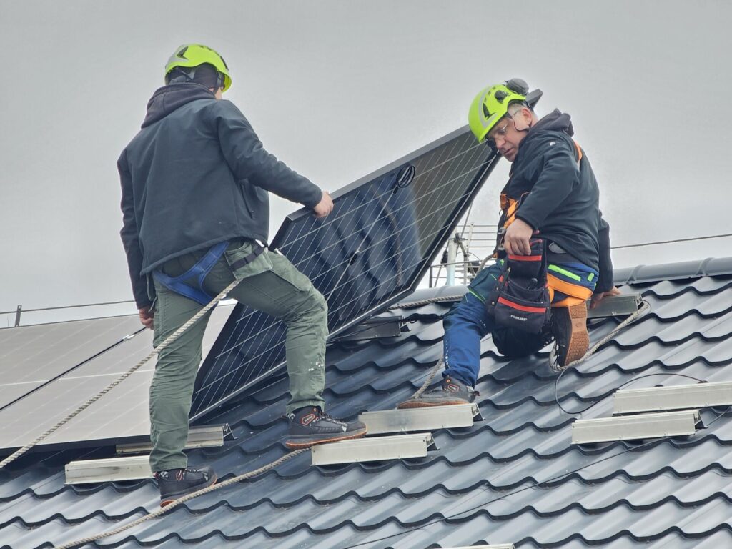 Elektrycy montujący fotowoltaikę. Ilustruje 10 wyznaczników dobrego elektryka